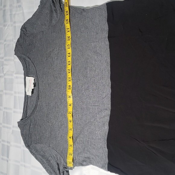 Two by Vince Camuto grey and Black top in large - Picture 6 of 7
